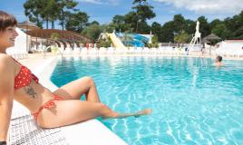 Femme au bord de la piscine au camping Les Embruns