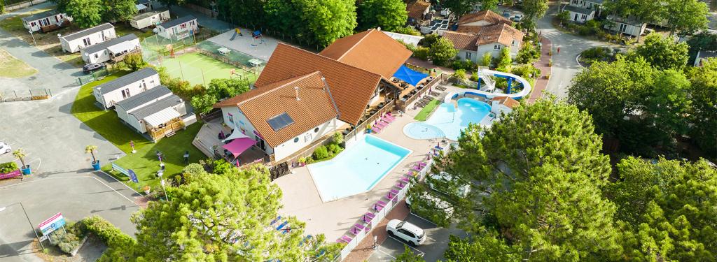 Vue aérienne piscine du Domaine de Soulac