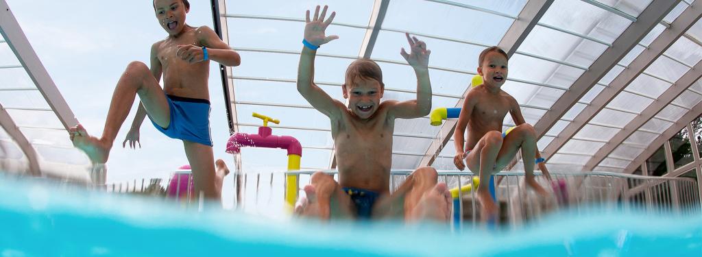 Sauts des enfants dans la piscine couverte au Bois Dormant