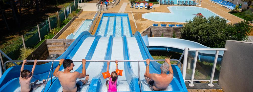 Toboggans et piscine extérieure au Bois Dormant