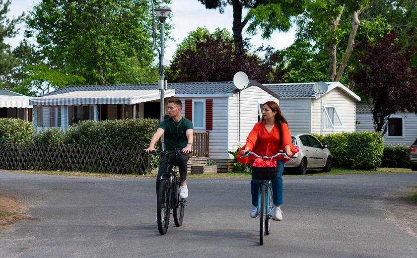 Faire du vélo dans la camping du Bois Masson